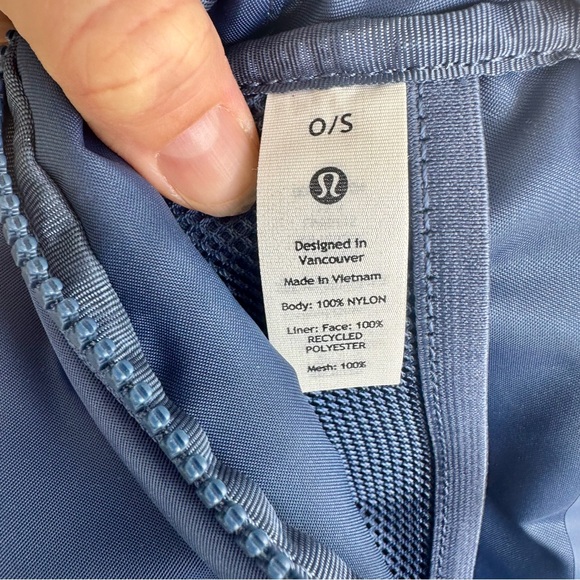 Lululemon Everywhere 2L Large belt bag in Pitch Blue - Picture 9 of 11
